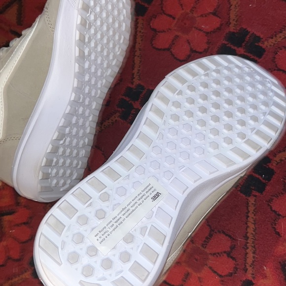 Brand new with tags vans high tops with shearling edge - Picture 3 of 4